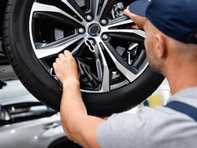 Gommista a Rozzano al lavoro per un cambio gomme.